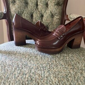 Korks size 7. Brand new. Never worn.